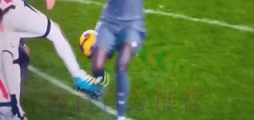 皇马队长朝裁判大喊:这是点球!我手臂差点被拽断 皇马队长朝裁判大喊:这是点球!我手臂差点被拽断